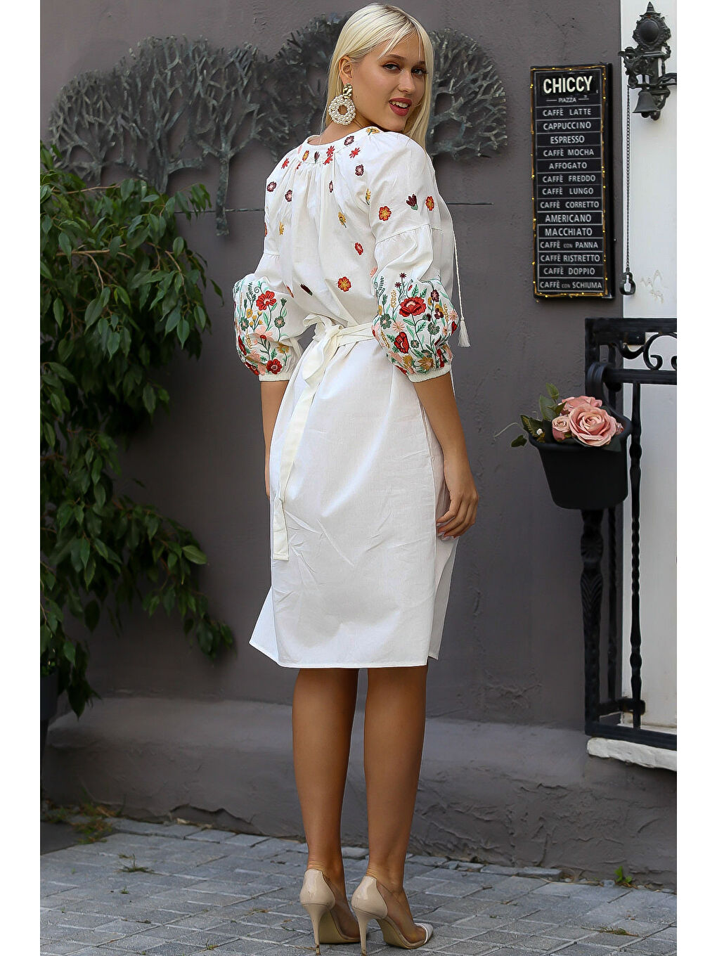 Kadın Beyaz Yuvarlak Yaka Balon Kol Düğmeli Astarsız Kuşaklı Nakışlı Regular Fit Pamuk Dokuma Elbise-1