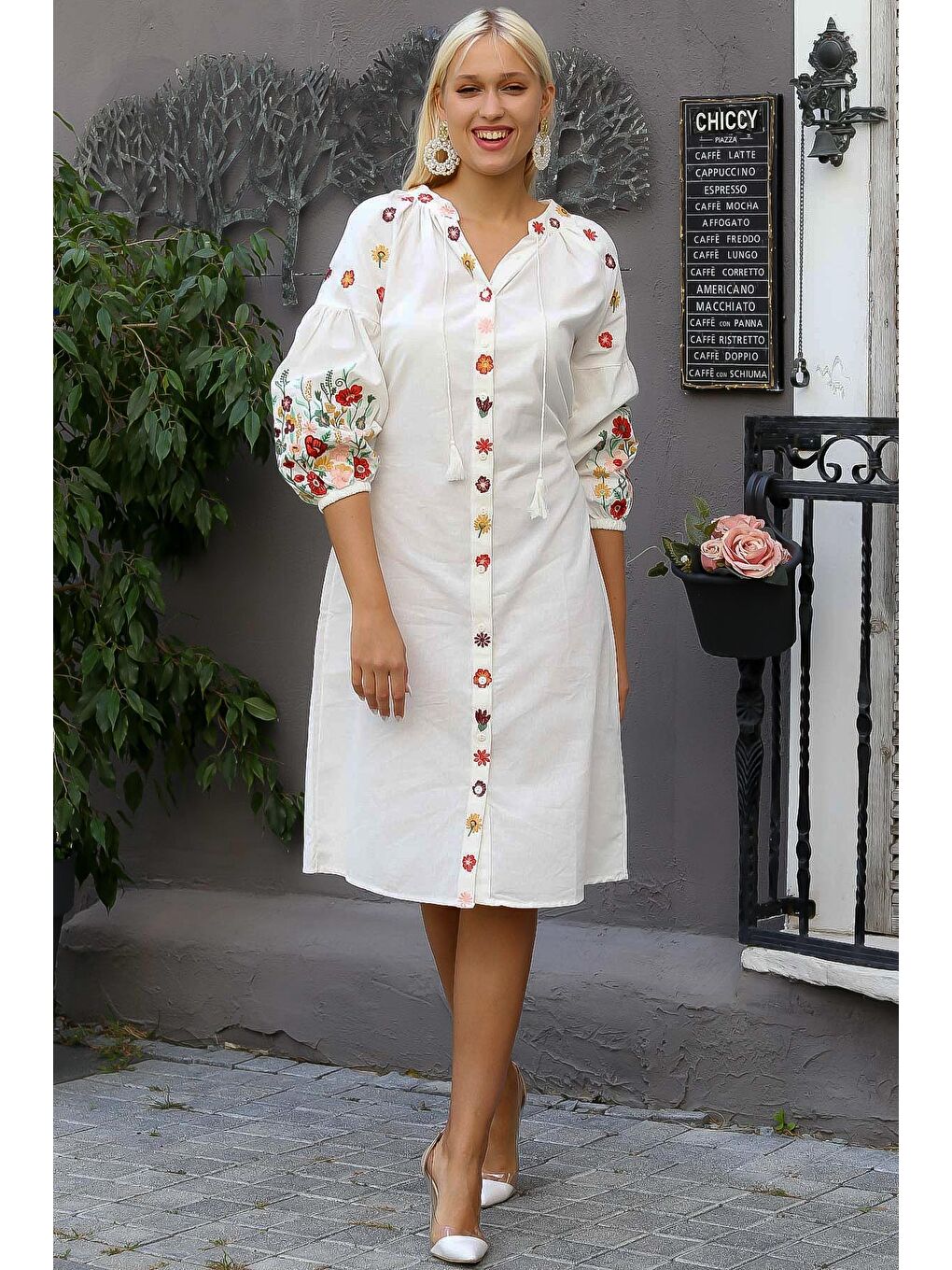 Kadın Beyaz Yuvarlak Yaka Balon Kol Düğmeli Astarsız Kuşaklı Nakışlı Regular Fit Pamuk Dokuma Elbise-2