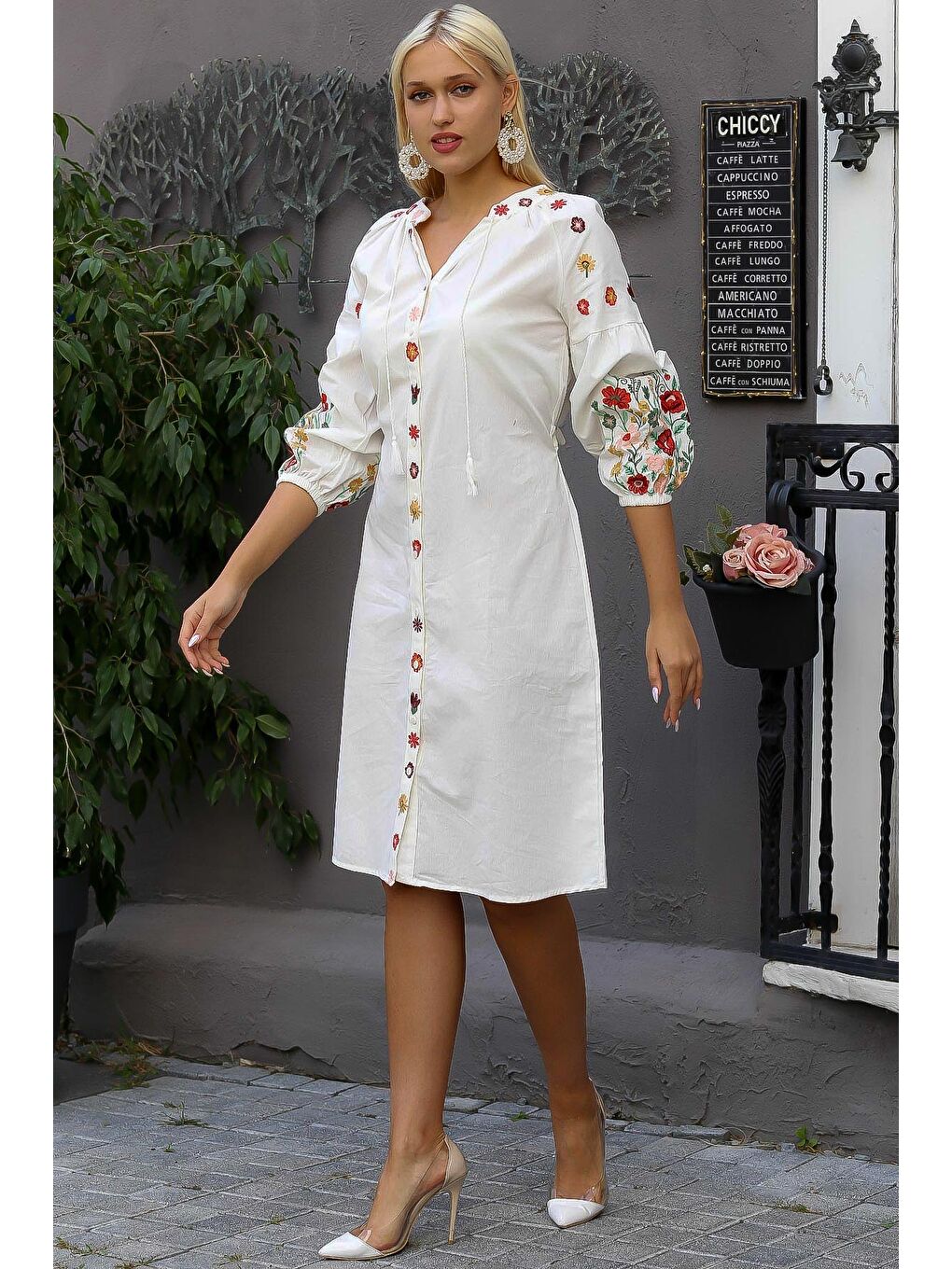 Kadın Beyaz Yuvarlak Yaka Balon Kol Düğmeli Astarsız Kuşaklı Nakışlı Regular Fit Pamuk Dokuma Elbise-4