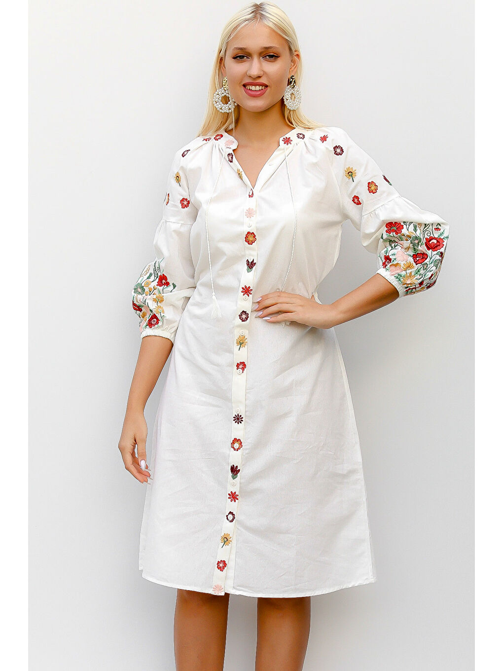 Kadın Beyaz Yuvarlak Yaka Balon Kol Düğmeli Astarsız Kuşaklı Nakışlı Regular Fit Pamuk Dokuma Elbise-5