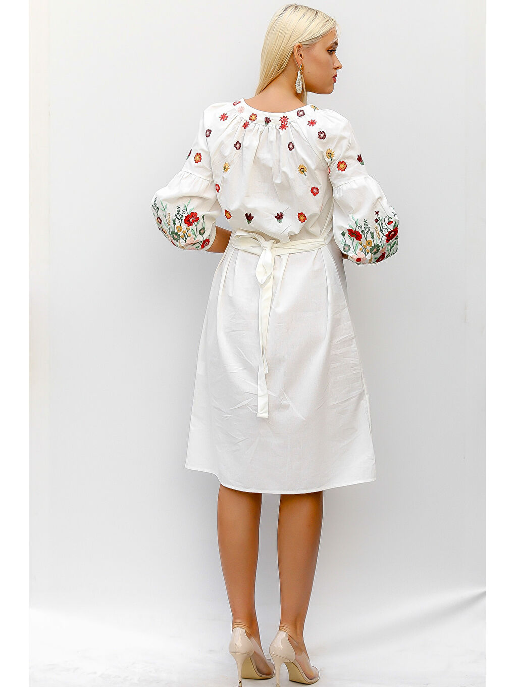 Kadın Beyaz Yuvarlak Yaka Balon Kol Düğmeli Astarsız Kuşaklı Nakışlı Regular Fit Pamuk Dokuma Elbise-6