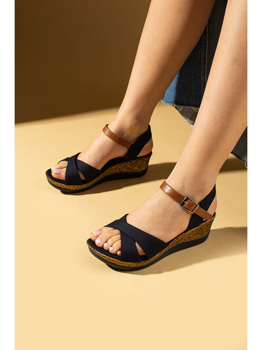 Lacivert Hasır Desenli Dolgu Taban Çapraz Bantlı Tokalı Kadın Sandalet 88-33-25Keten