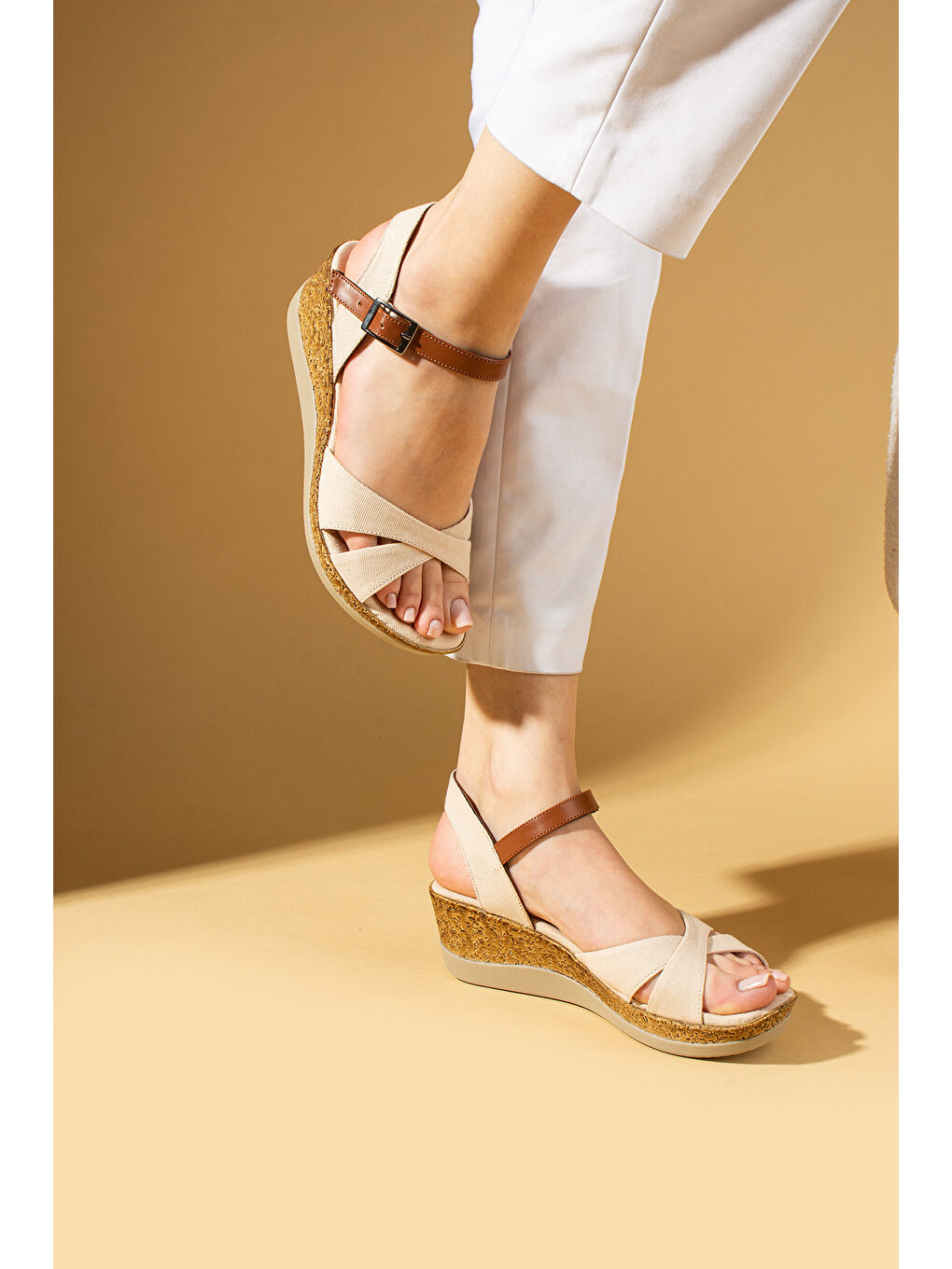 Bej Hasır Desenli Dolgu Taban Çapraz Bantlı Tokalı Kadın Sandalet 88-33-25Keten-2