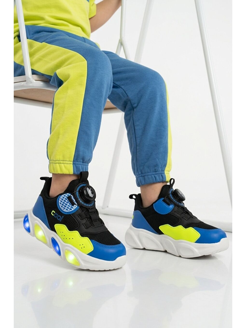 Siyah Misina Bağcıklı Işıklı Fileli Hafif Çocuk Spor Ayakkabı Leon P-1