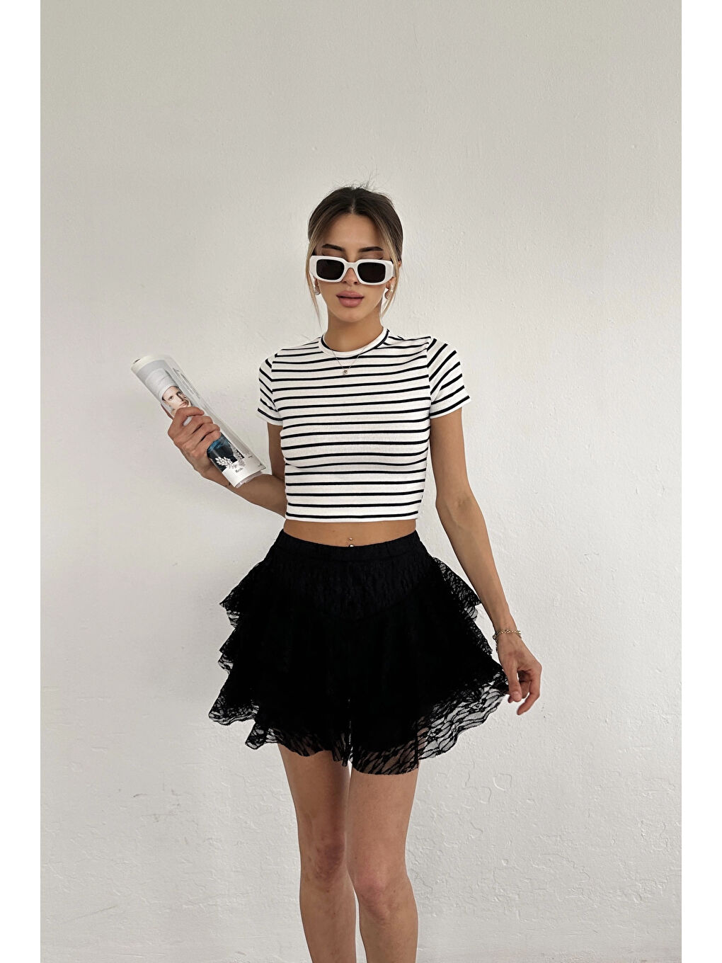 Kadın Siyah-beyaz Çizgili Bisiklet Yaka Crop EKA-0730-3862-1