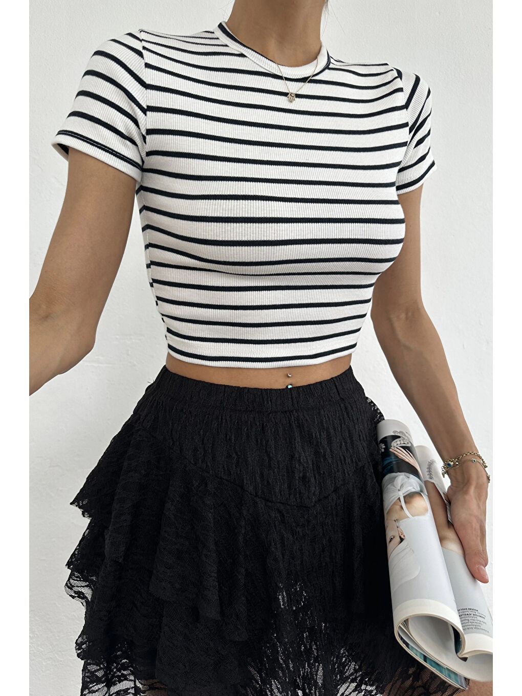 Kadın Siyah-beyaz Çizgili Bisiklet Yaka Crop EKA-0730-3862-2