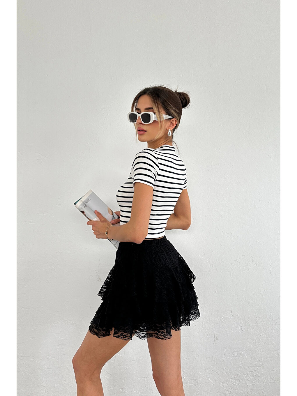 Kadın Siyah-beyaz Çizgili Bisiklet Yaka Crop EKA-0730-3862-3