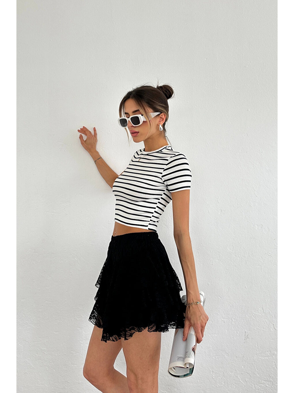 Kadın Siyah-beyaz Çizgili Bisiklet Yaka Crop EKA-0730-3862-5