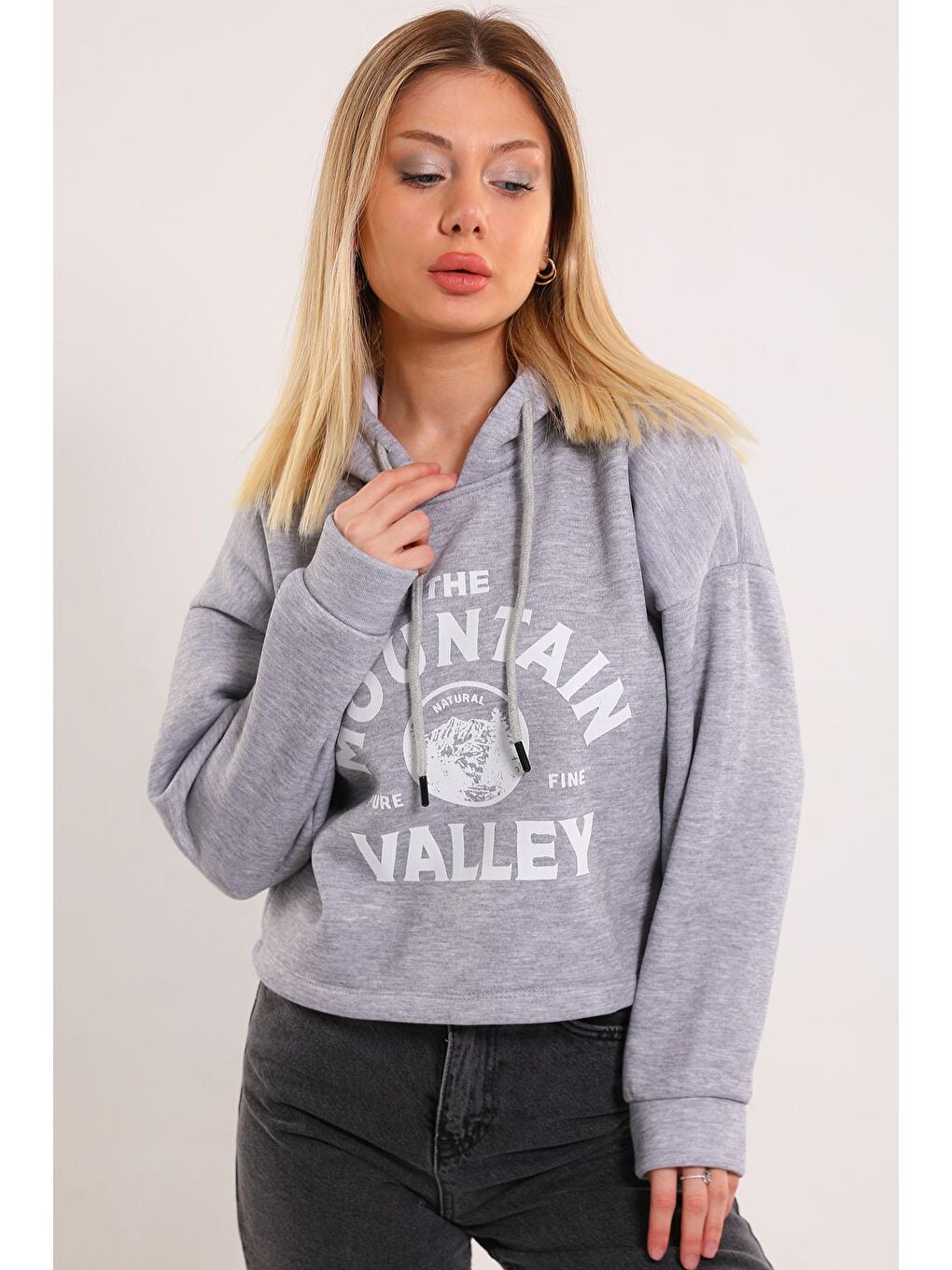 Julude Gri Kadın Kapüşonlu Ön Baskılı Şardonlu Crop Sweatshirt