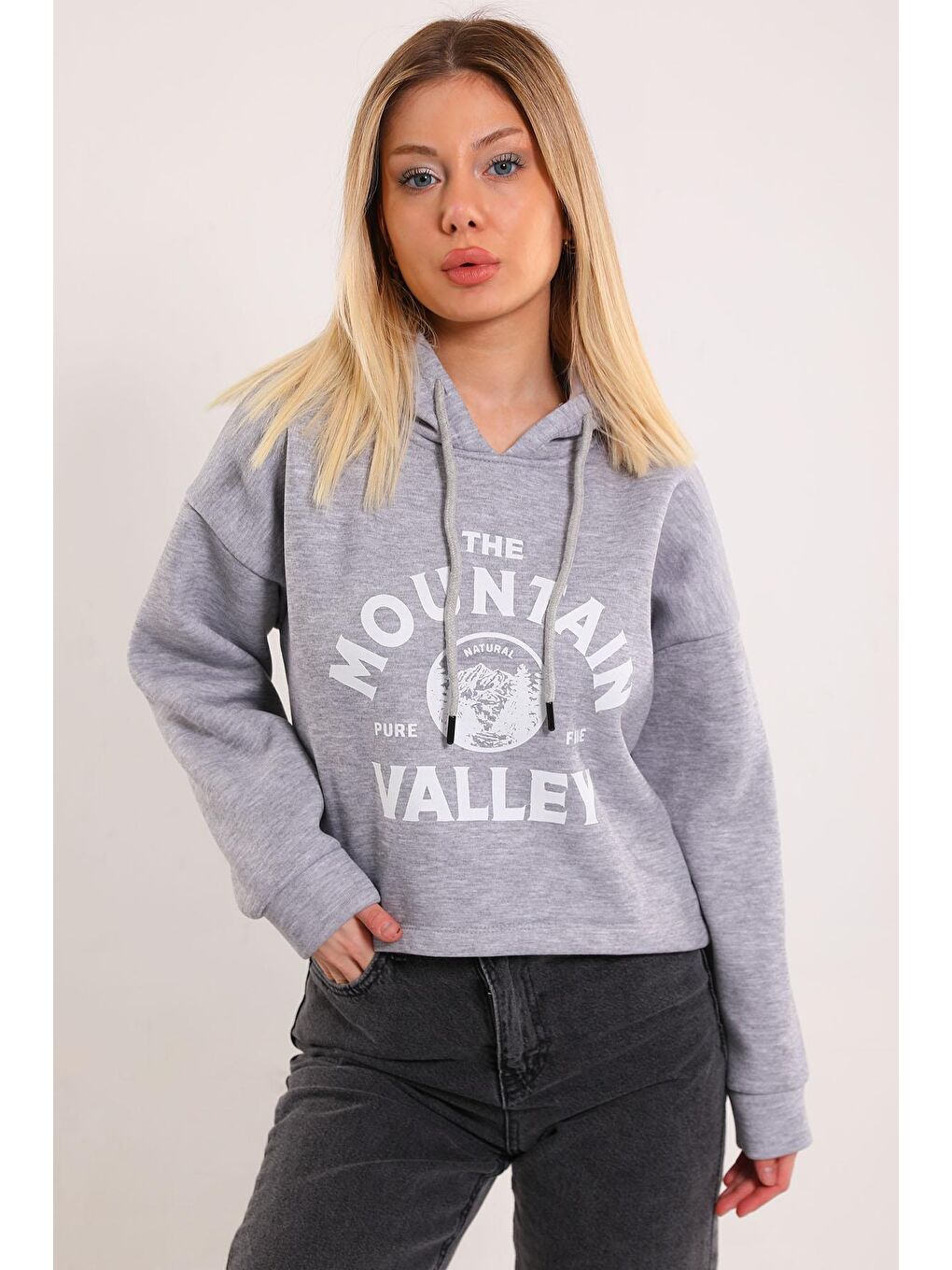 Julude Gri Kadın Kapüşonlu Ön Baskılı Şardonlu Crop Sweatshirt - 2