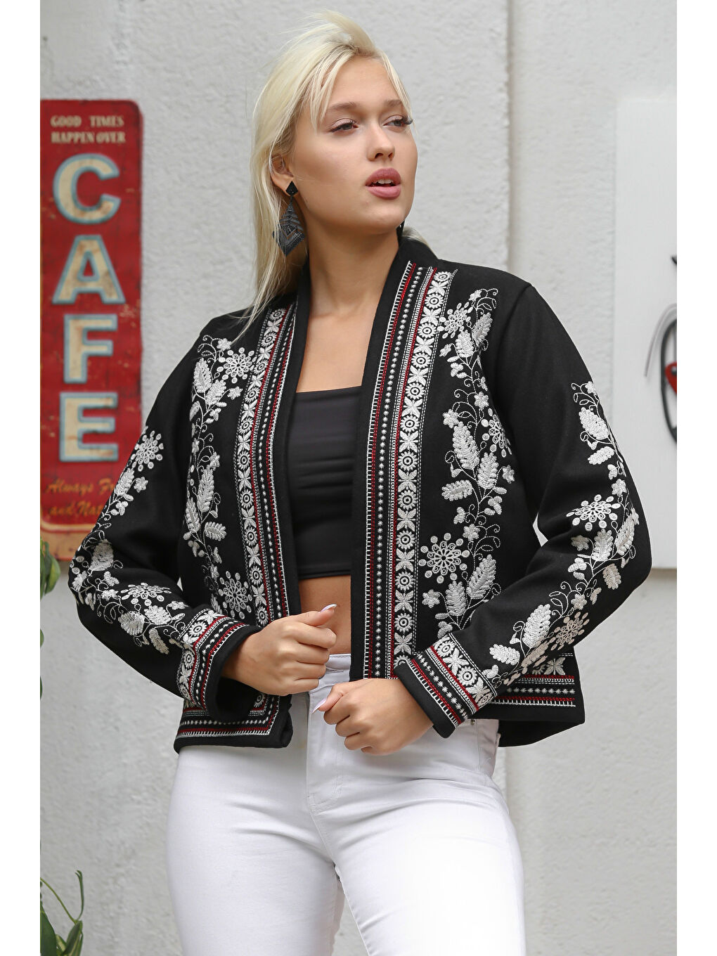 Kadın Siyah Yakasız Uzun Kol Kalın Sargı Nakışlı Regular Fit Casual Dokuma Crop Ceket