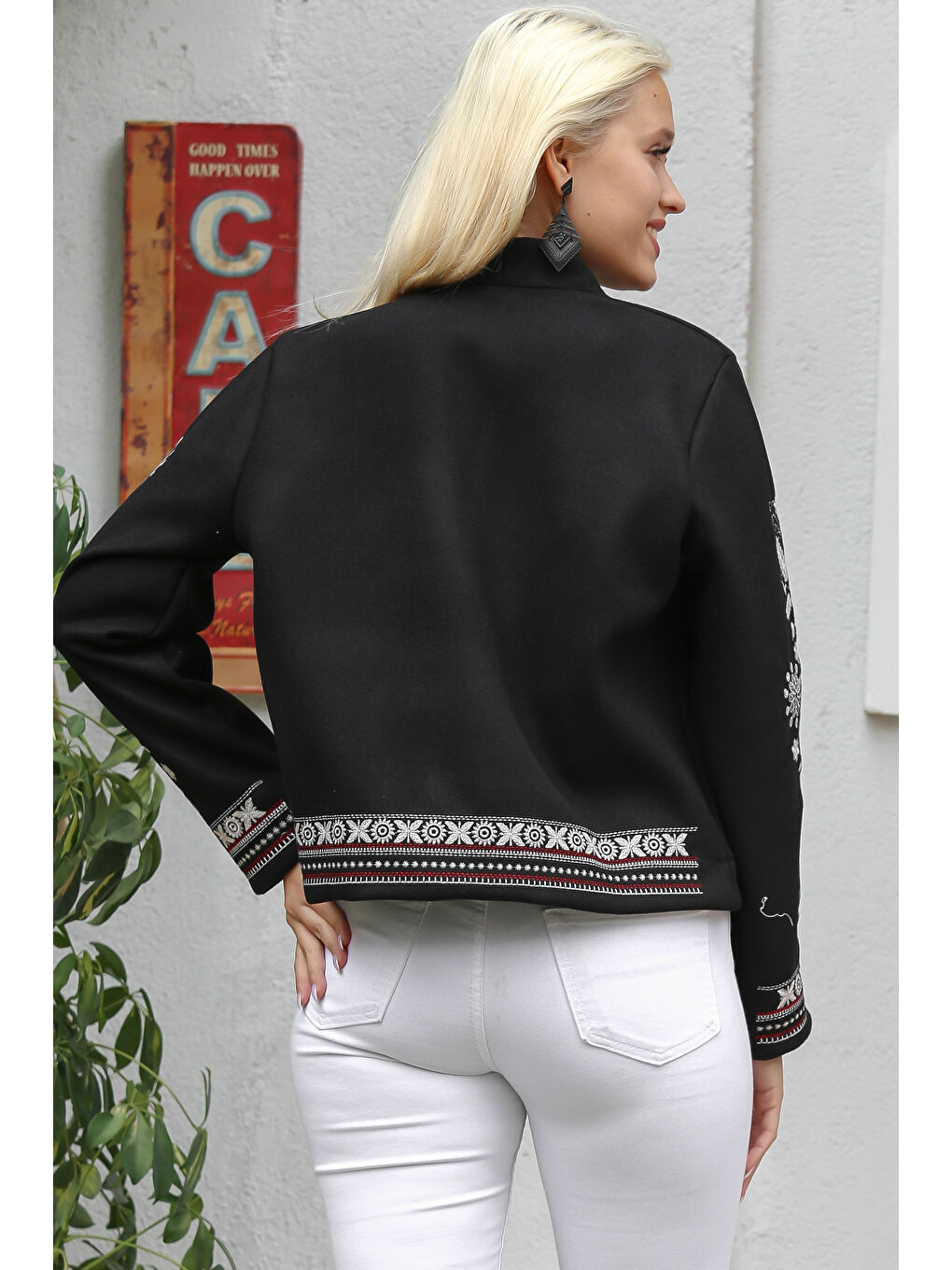 Kadın Siyah Yakasız Uzun Kol Kalın Sargı Nakışlı Regular Fit Casual Dokuma Crop Ceket-1