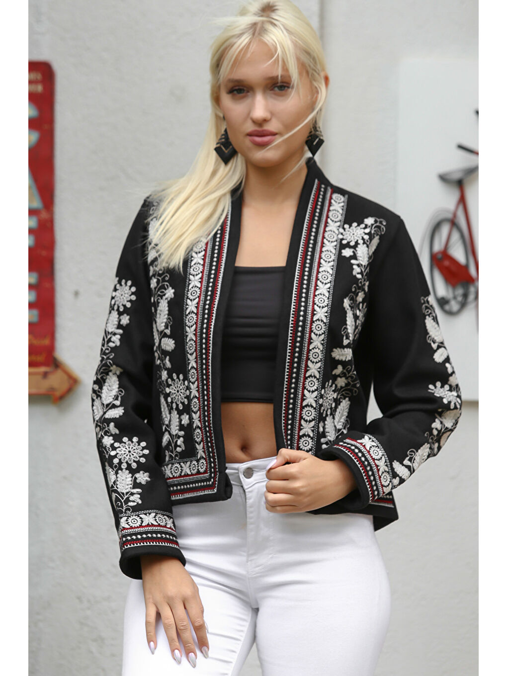 Kadın Siyah Yakasız Uzun Kol Kalın Sargı Nakışlı Regular Fit Casual Dokuma Crop Ceket-4