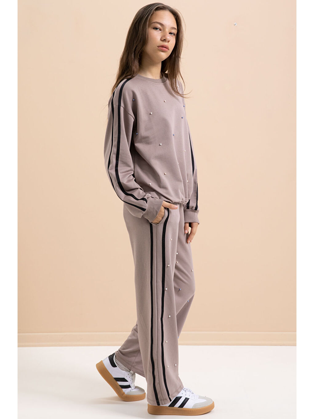 Kahverengi İnci İşlemeli Bisiklet Yaka Kız Çocuk Şeritli Eşofman Takımı 21294-4