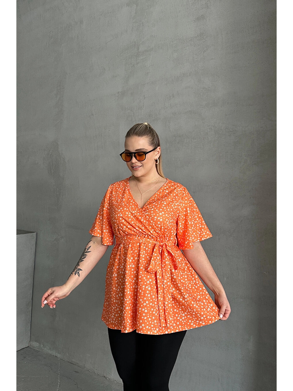 Turuncu Büyük Beden Kısa Kollu V Yaka Önü Bağlama Detaylı Bluz 97-40