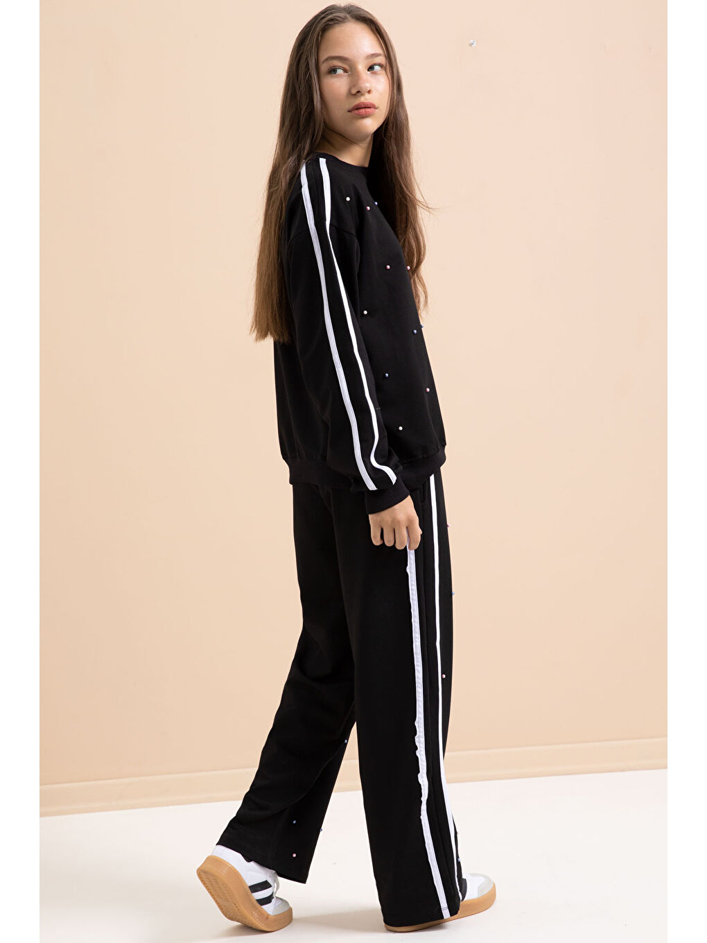 Siyah İnci İşlemeli Bisiklet Yaka Kız Çocuk Şeritli Eşofman Takımı 21291-3