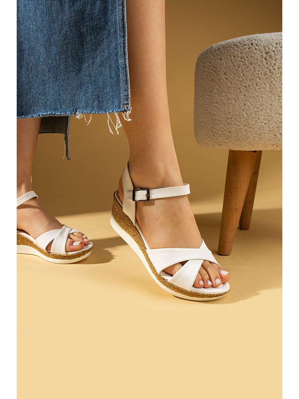 Beyaz Hasır Desenli Dolgu Taban Çapraz Bantlı Tokalı Kadın Sandalet 88-33-25Cilt-1