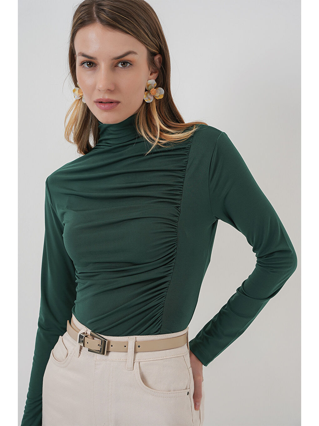 938 Büzgü Detaylı Dik Yaka Sandy Bluz - Zümrüt Yeşili