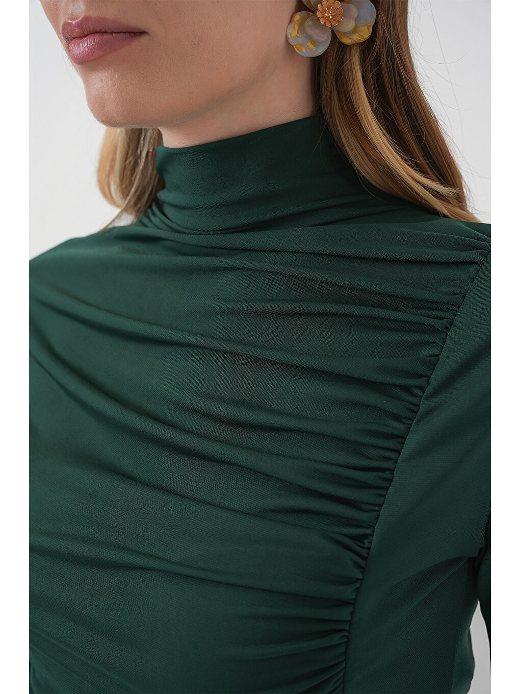 938 Büzgü Detaylı Dik Yaka Sandy Bluz - Zümrüt Yeşili-4