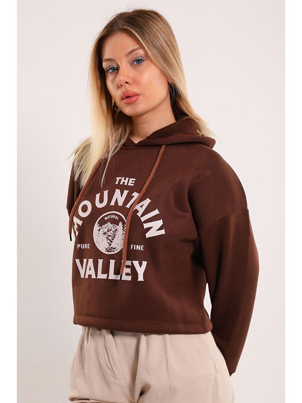 Julude Kahverengi Kadın Kapüşonlu Ön Baskılı Şardonlu Crop Sweatshirt - 1