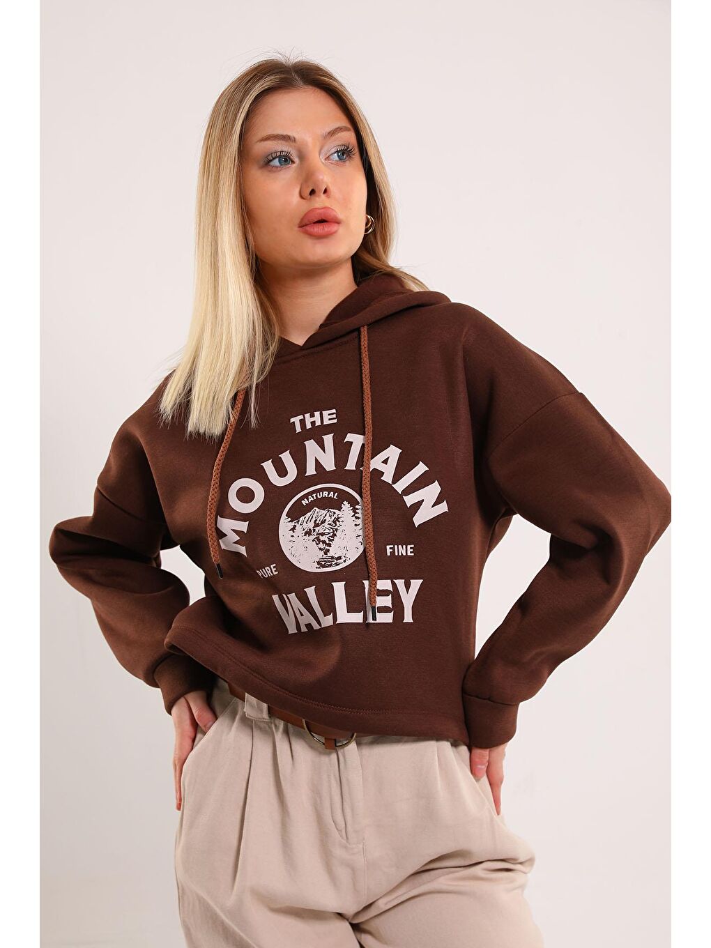 Julude Kahverengi Kadın Kapüşonlu Ön Baskılı Şardonlu Crop Sweatshirt - 2