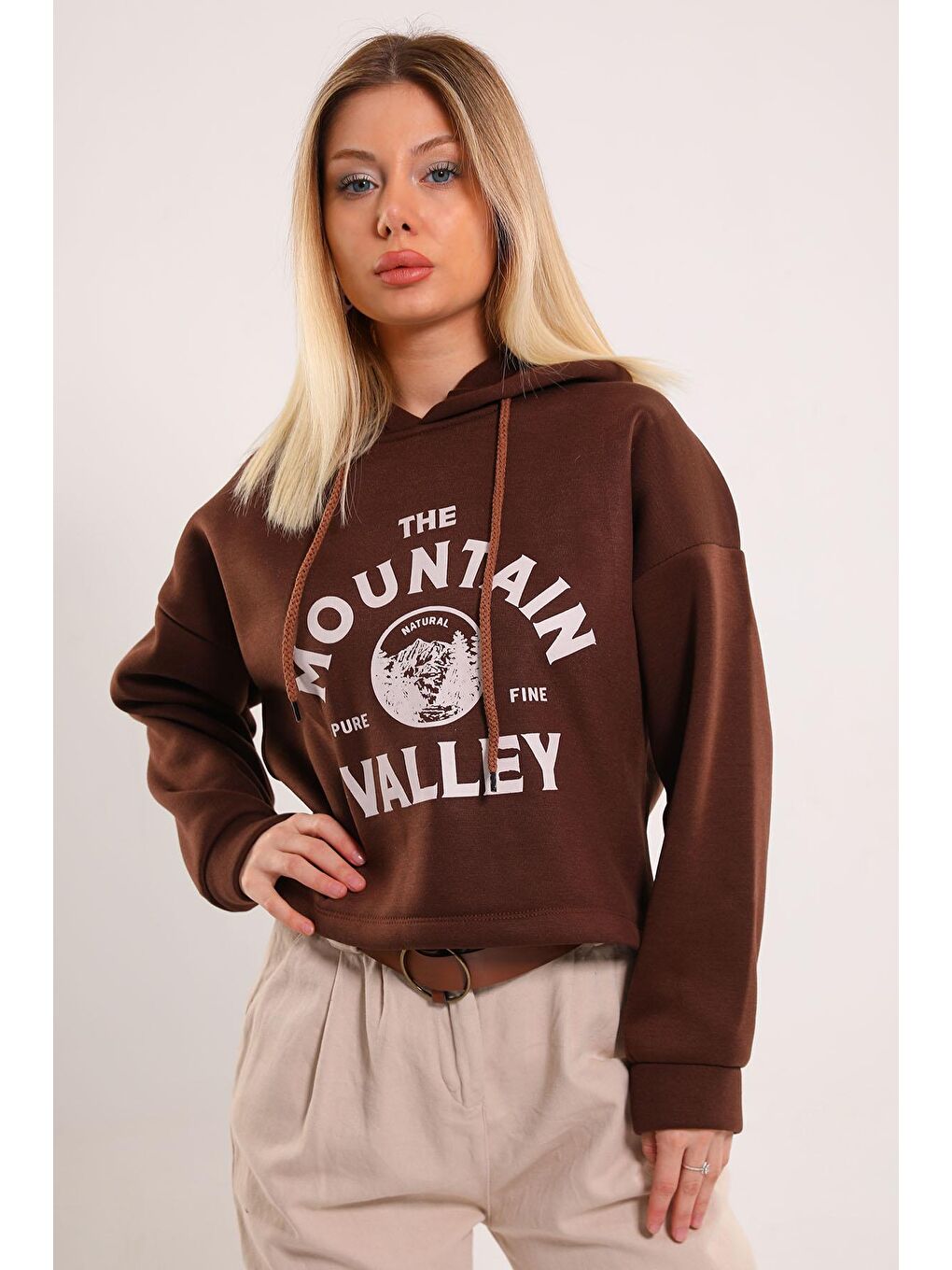 Julude Kahverengi Kadın Kapüşonlu Ön Baskılı Şardonlu Crop Sweatshirt - 3