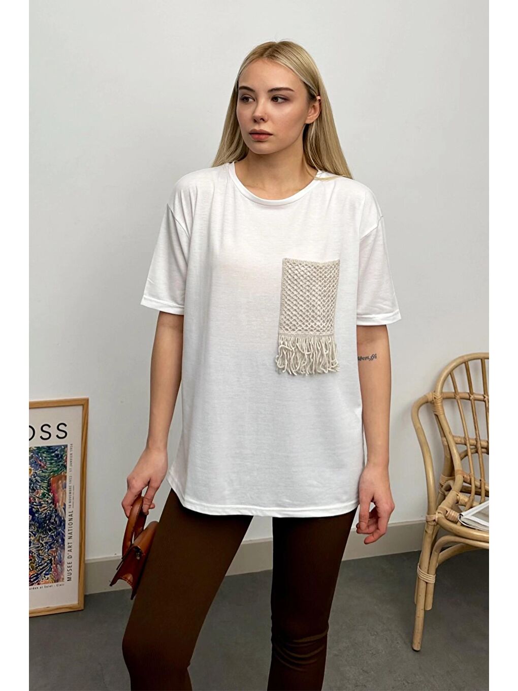 Beyaz Bisiklet Yaka Kroşeta Cepli T-Shirt