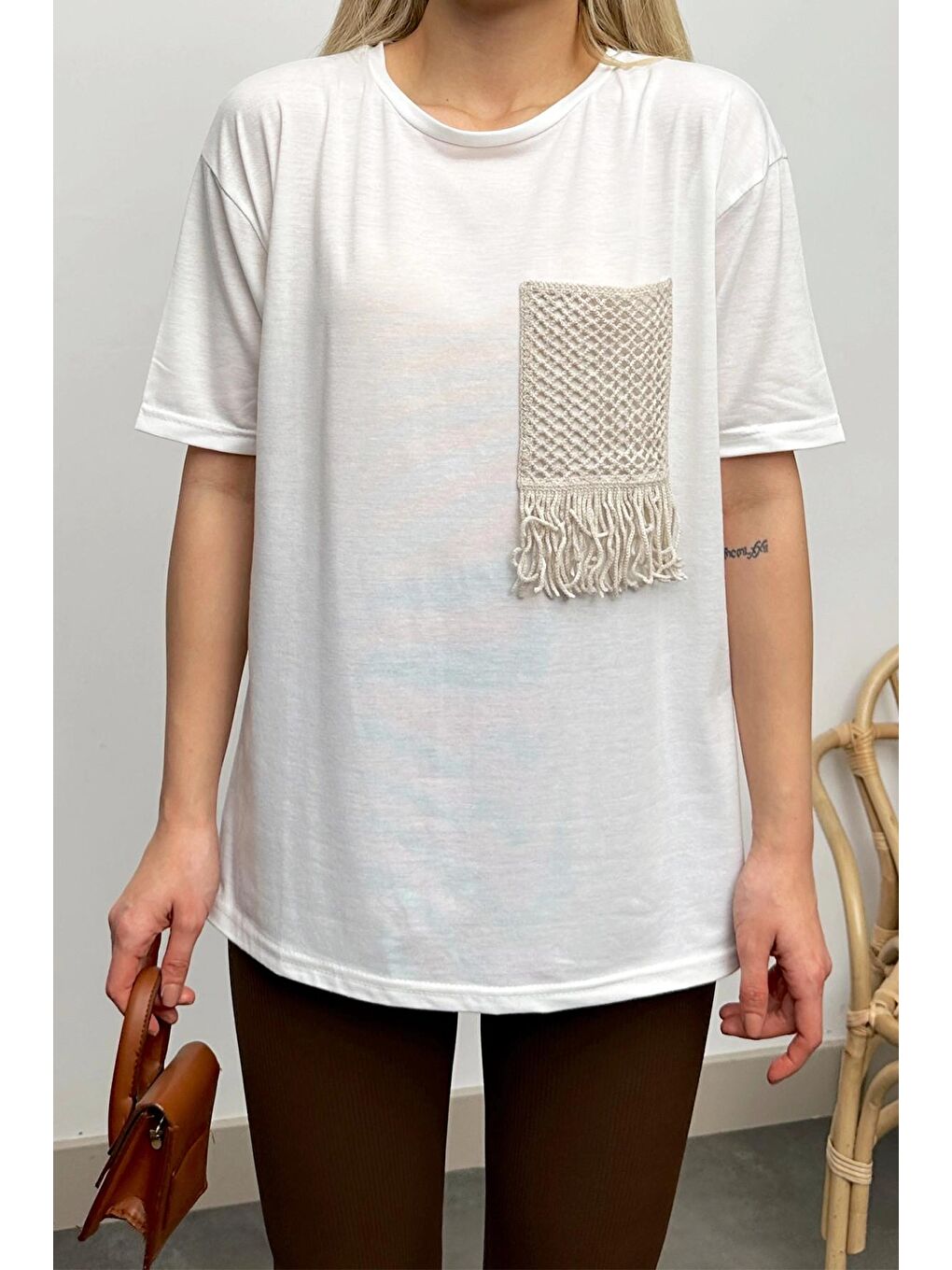 Beyaz Bisiklet Yaka Kroşeta Cepli T-Shirt-1