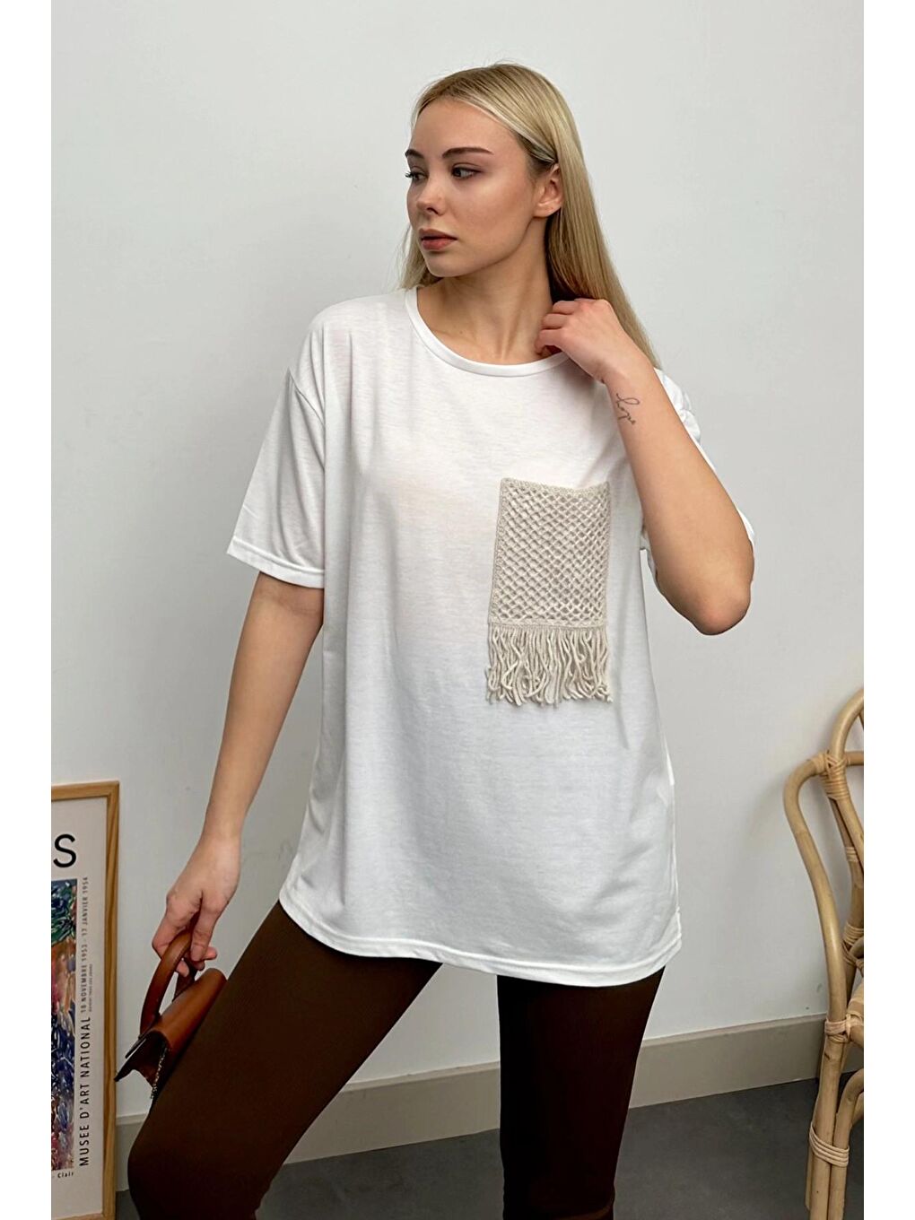 Beyaz Bisiklet Yaka Kroşeta Cepli T-Shirt-2