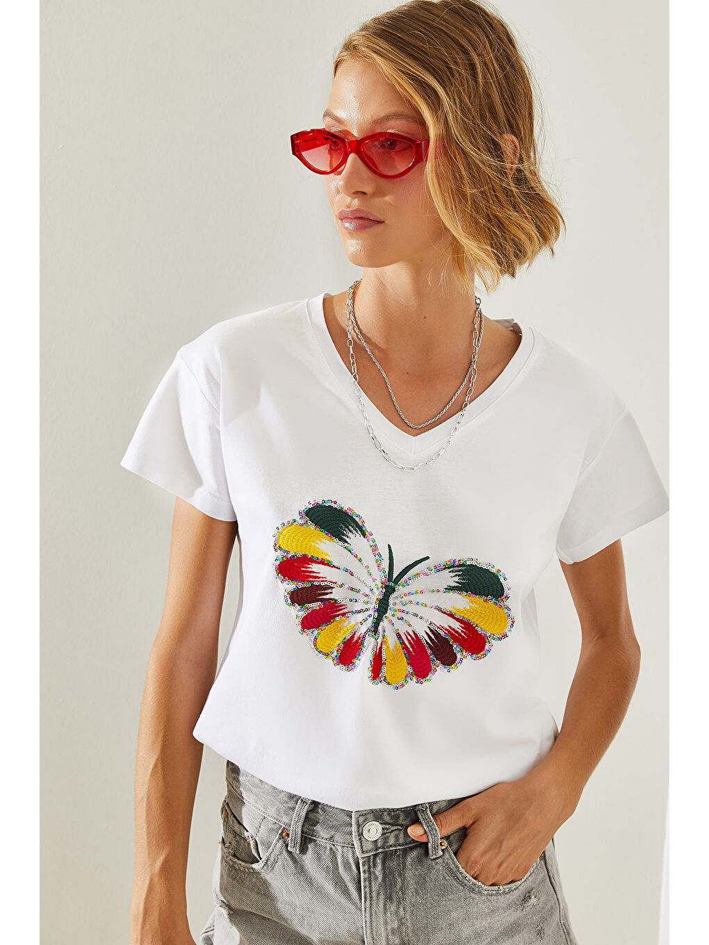 Beyaz Kadın V Yaka Renkli Kelebek Payet İşlemeli Tişört