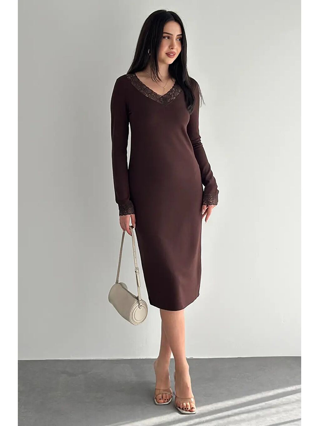 Kahverengi Kadın Dantel Detaylı V Yaka Elbise – Uzun Kollu Günlük Elbise