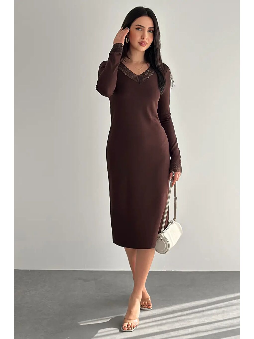 Kahverengi Kadın Dantel Detaylı V Yaka Elbise – Uzun Kollu Günlük Elbise-4