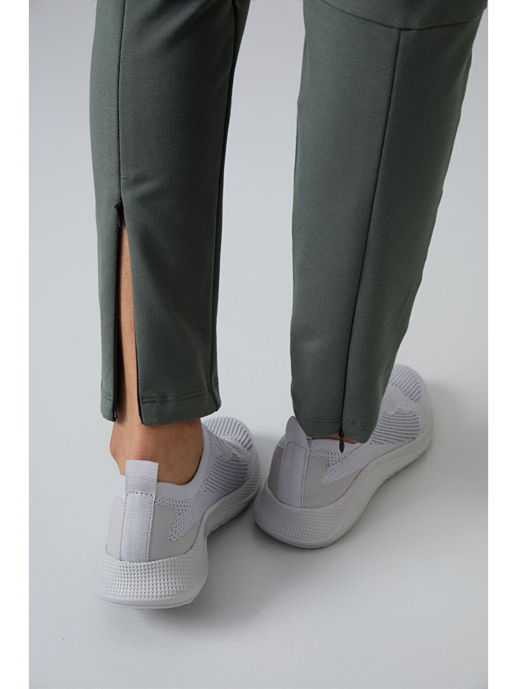 Haki Fermuar Paçalı Cepli Rahat Form Kadın Eşofman Alt - 94246-4