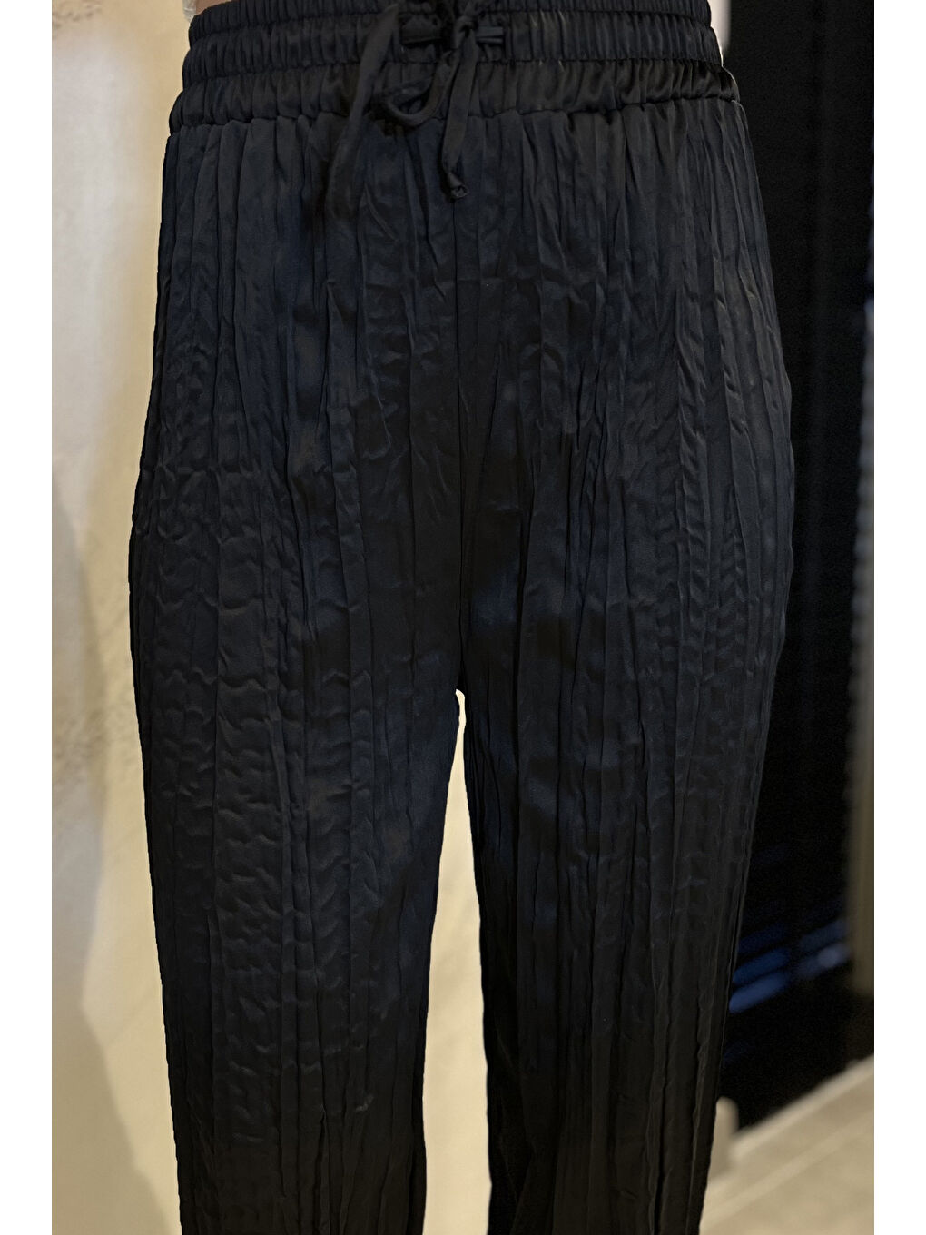 Siyah Kadın Bel Lastikli Yüksek Bel Saten Pileli Pantolon-3