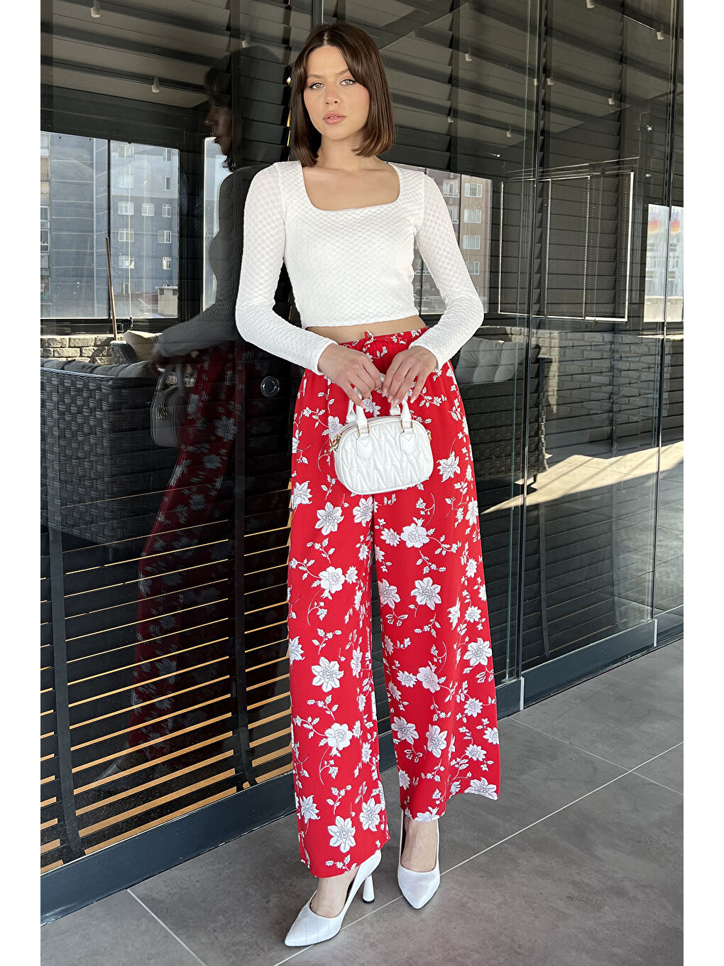 Kırmızı Kadın Çiçek Desenli Viskon Yürüyüş Pantolonu-1