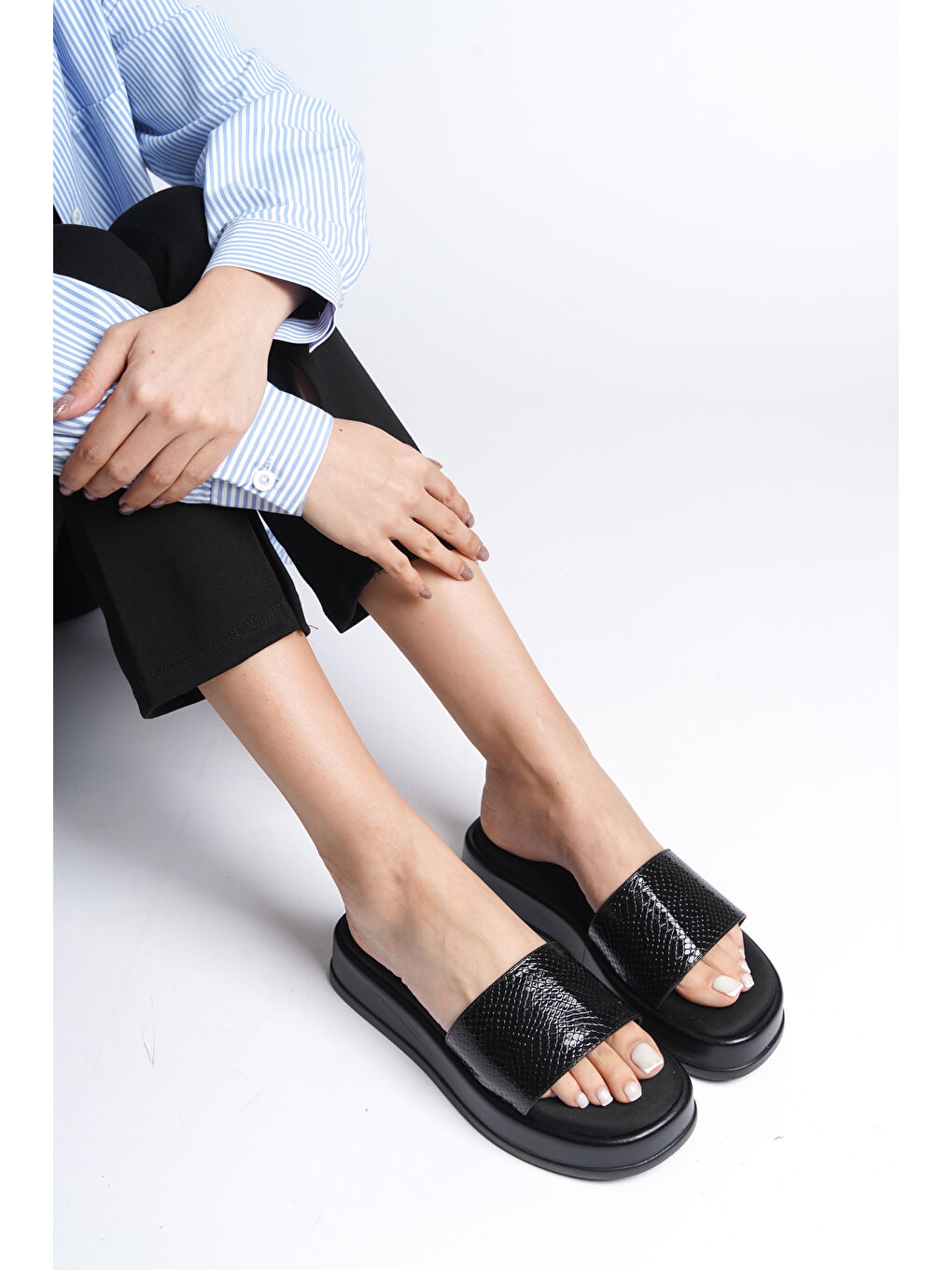 Siyah Dolgu Topuklu Tek Bant Metalik Kadın Terlik