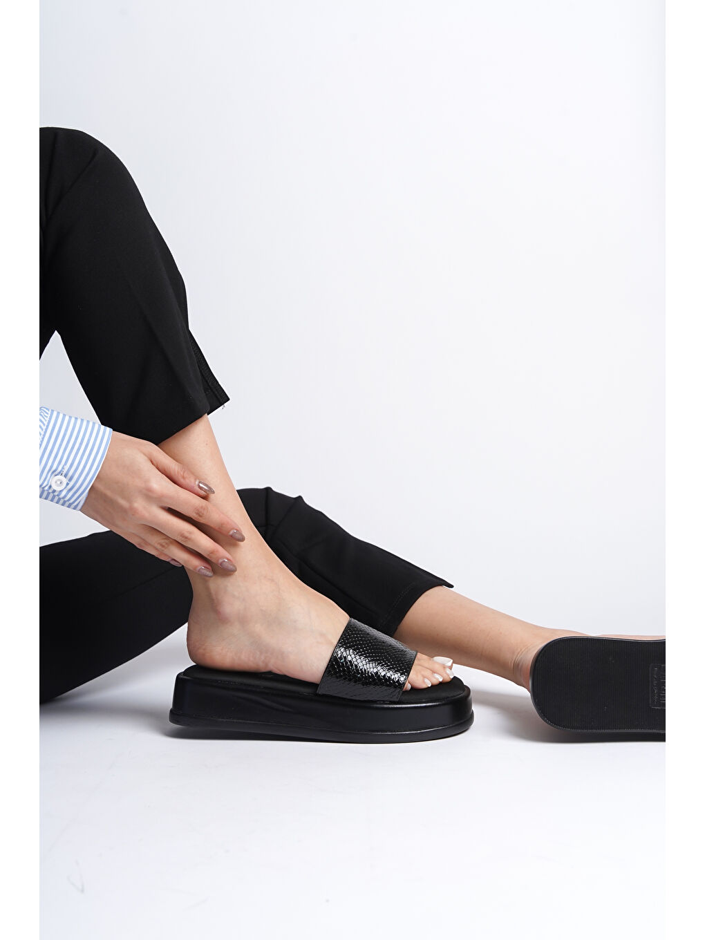 Siyah Dolgu Topuklu Tek Bant Metalik Kadın Terlik-1