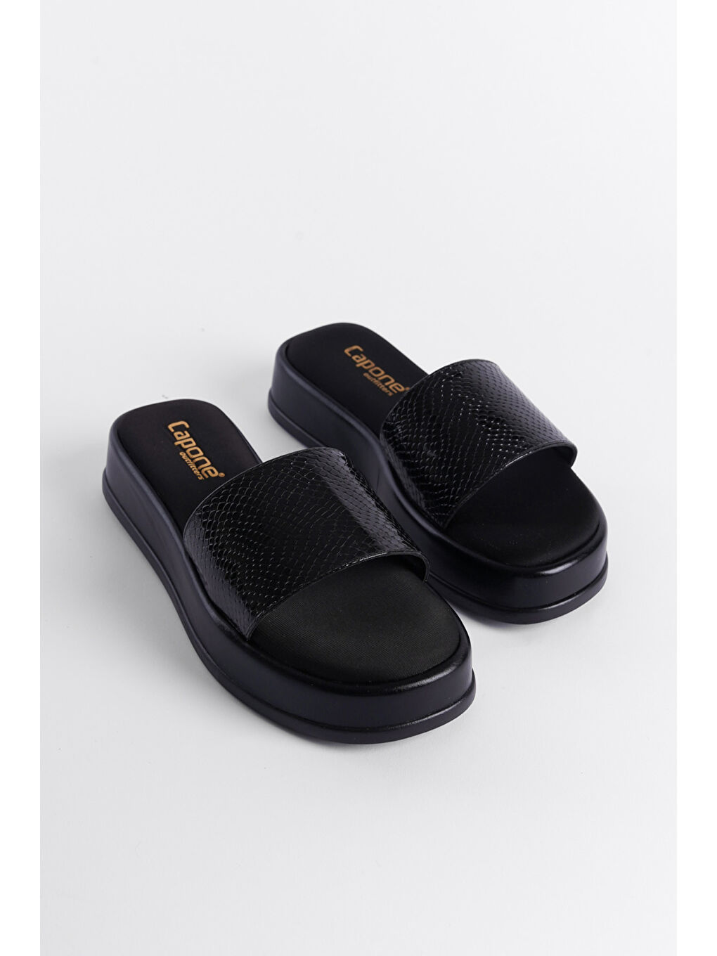 Siyah Dolgu Topuklu Tek Bant Metalik Kadın Terlik-2