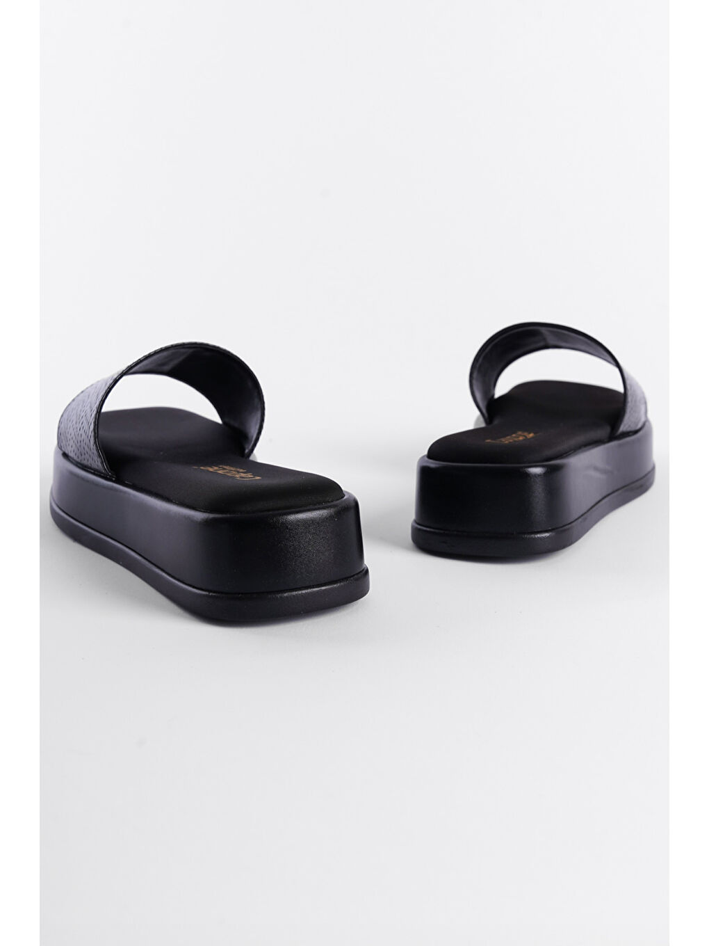 Siyah Dolgu Topuklu Tek Bant Metalik Kadın Terlik-4