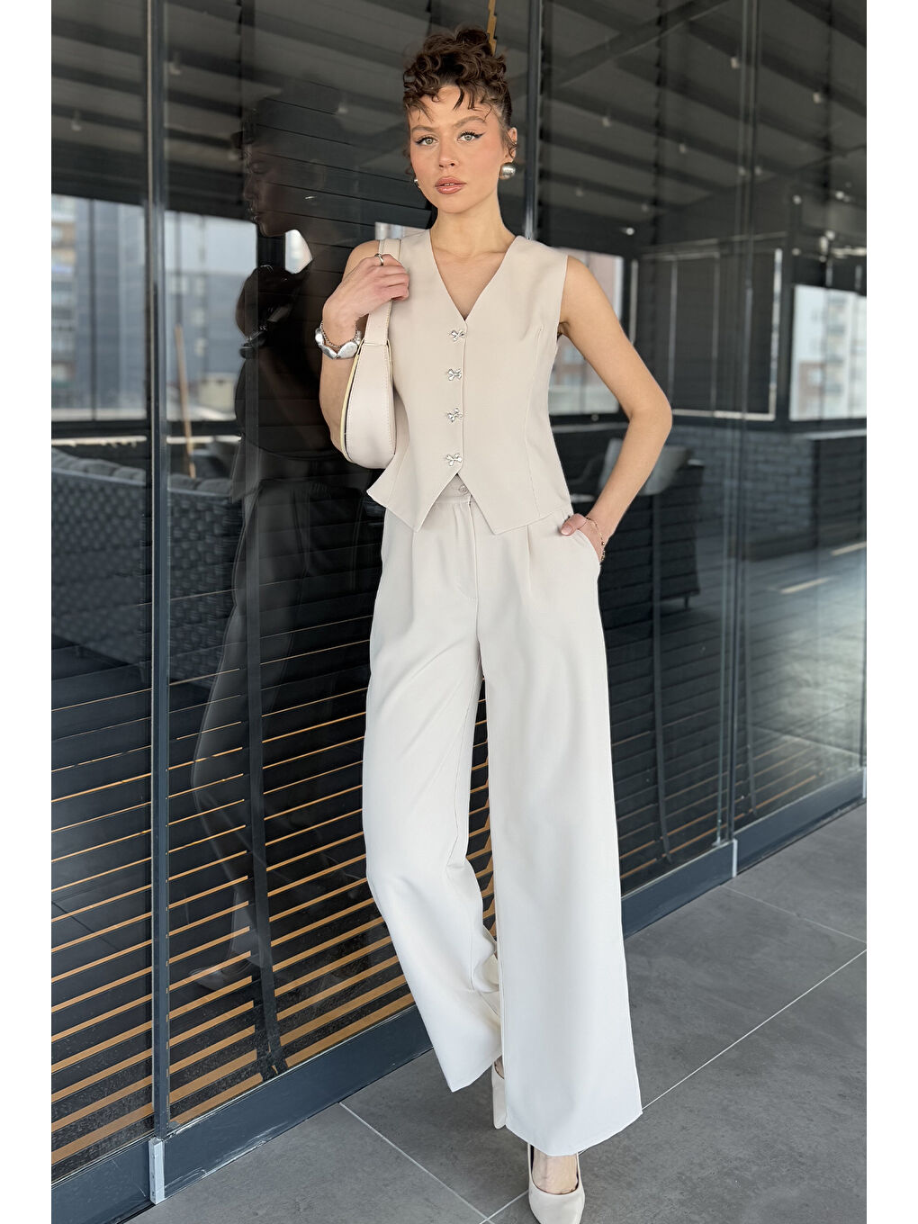 Bej Düğme Detaylı Astarlı Kadın Yelek Pantolon İkili Takım-1