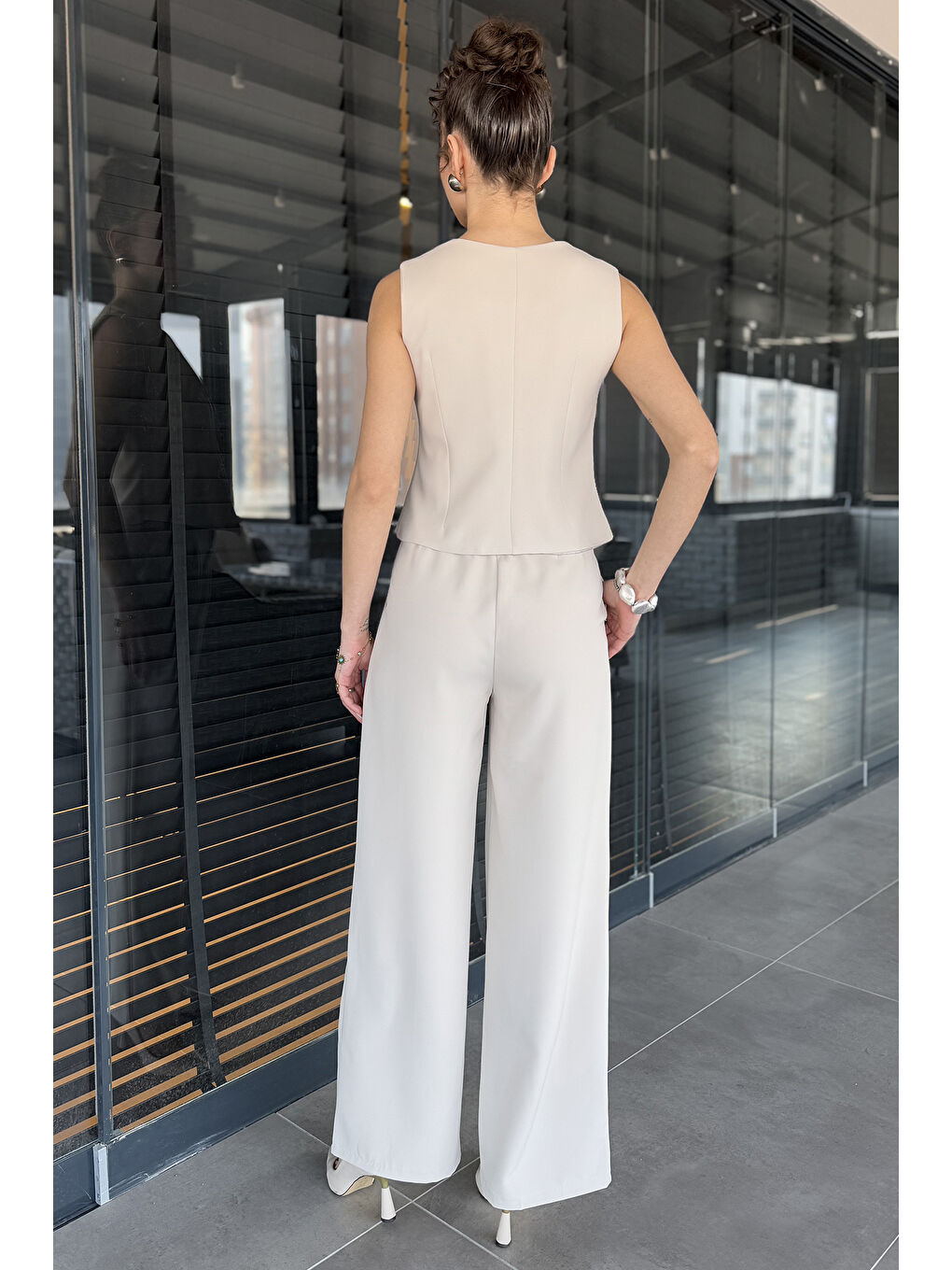 Bej Düğme Detaylı Astarlı Kadın Yelek Pantolon İkili Takım-2