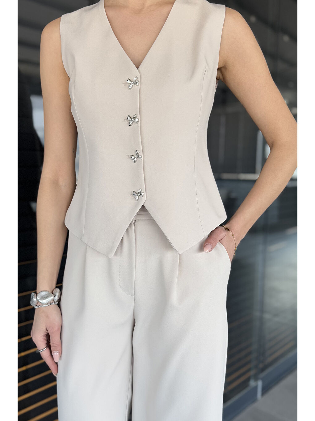 Bej Düğme Detaylı Astarlı Kadın Yelek Pantolon İkili Takım-3