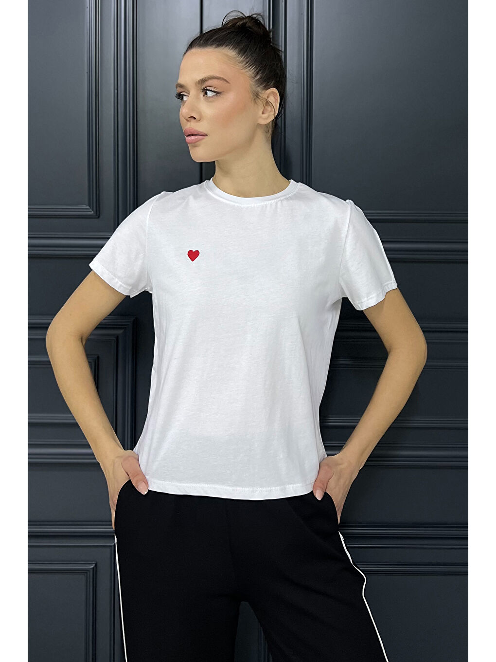 Beyaz Kalp Nakışlı Bisiklet Yaka Kadın Basic Tişört-1