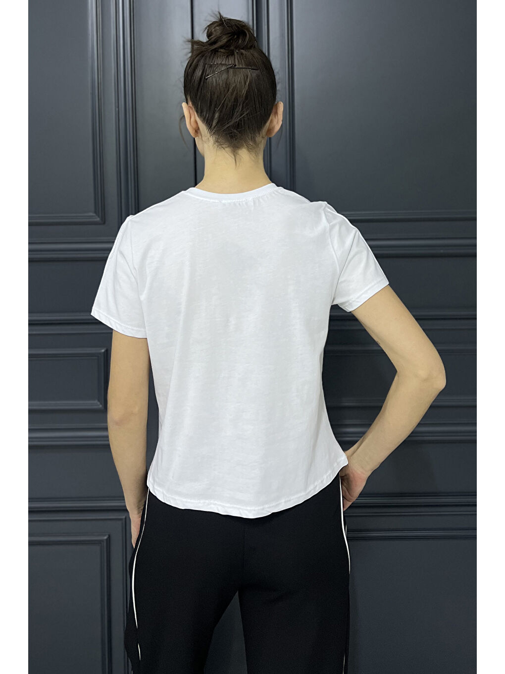 Beyaz Kalp Nakışlı Bisiklet Yaka Kadın Basic Tişört-2