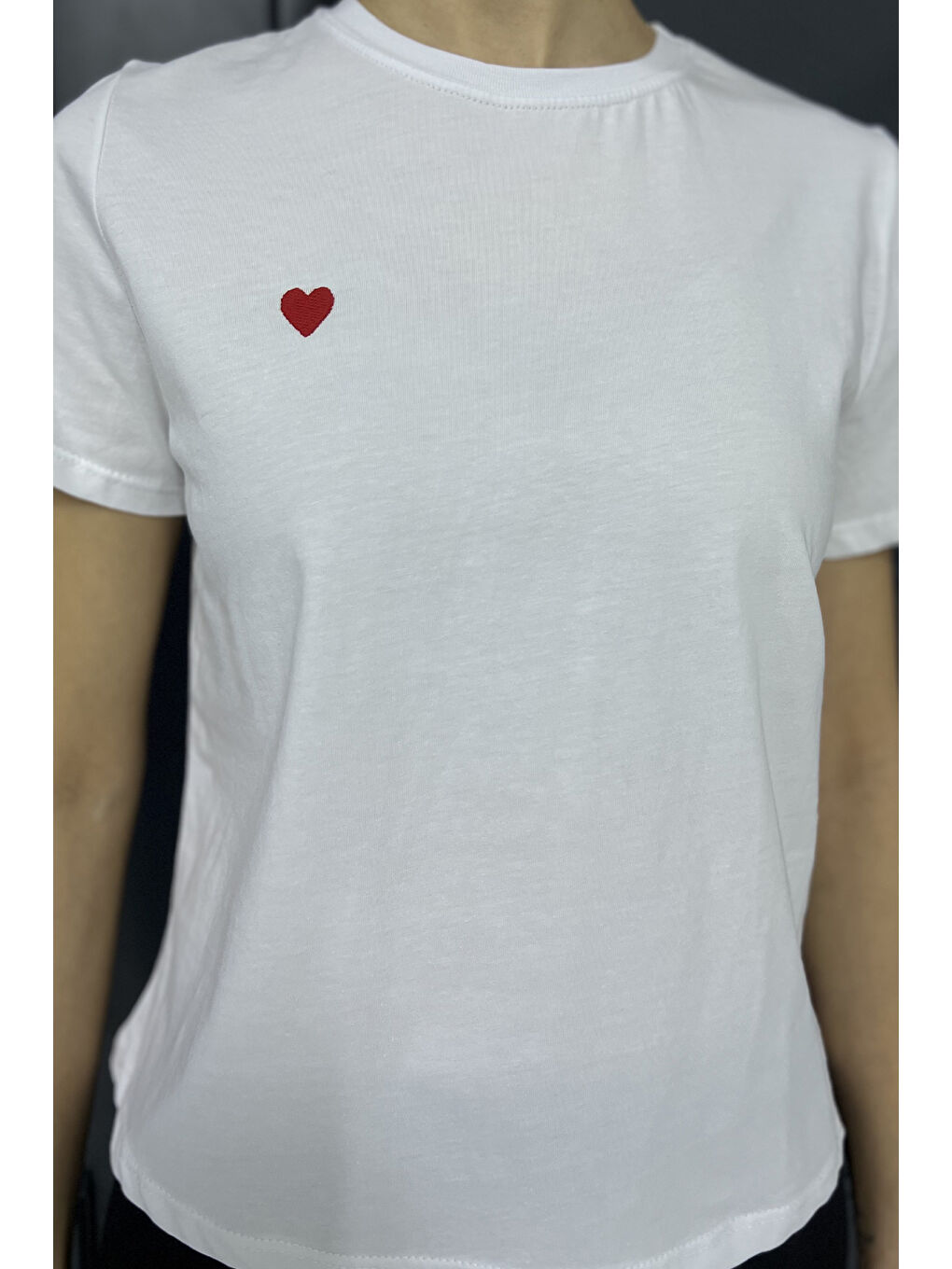 Beyaz Kalp Nakışlı Bisiklet Yaka Kadın Basic Tişört-3
