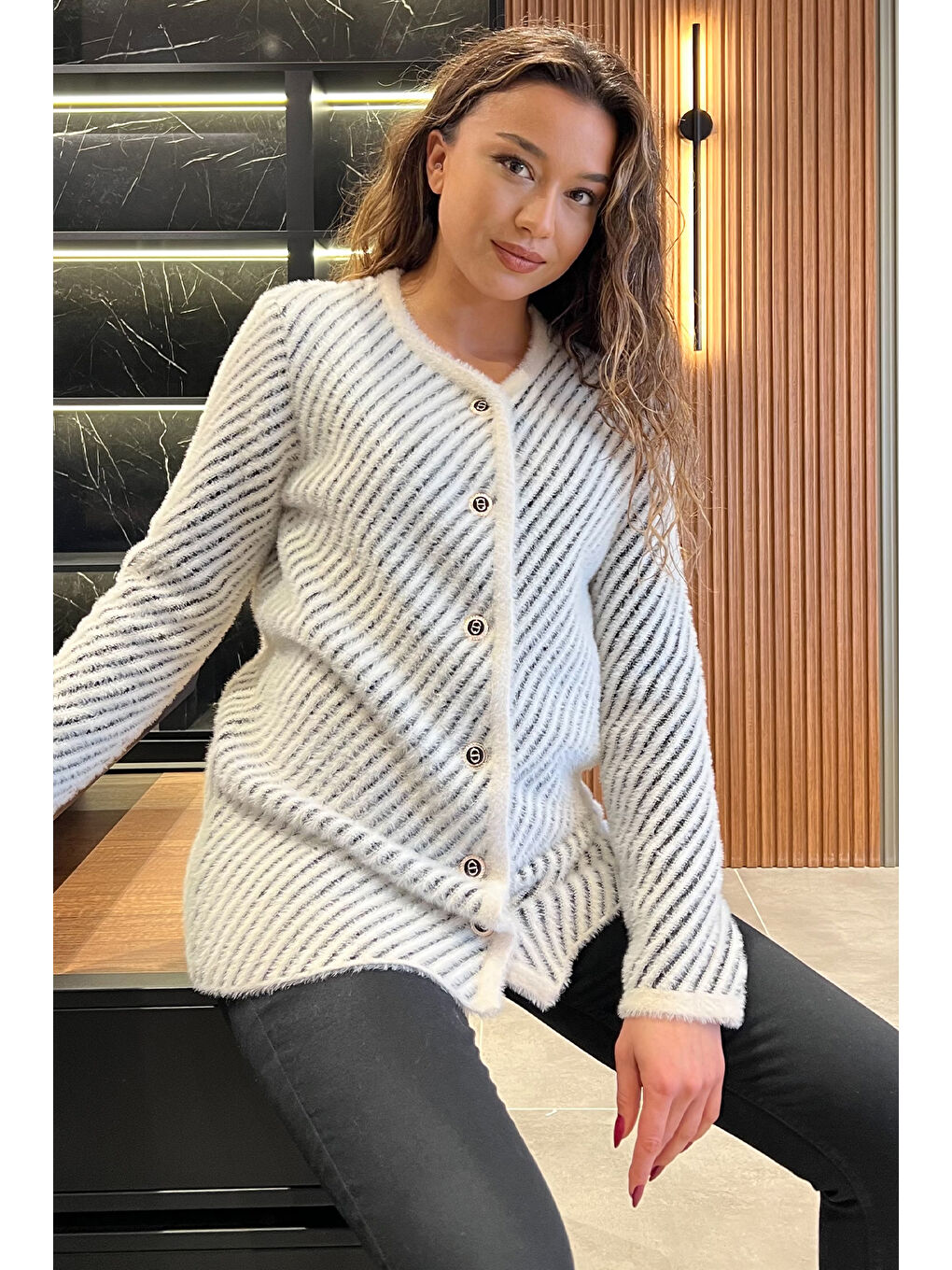 Beyaz İplik Sakallı Triko Ceket