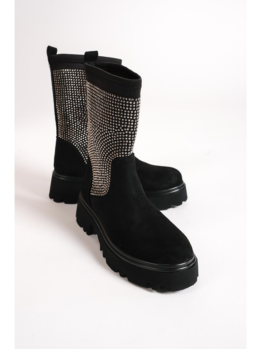 Siyah Yuvarlak Burunlu Taşlı Trak Taban Kadın Bot-4