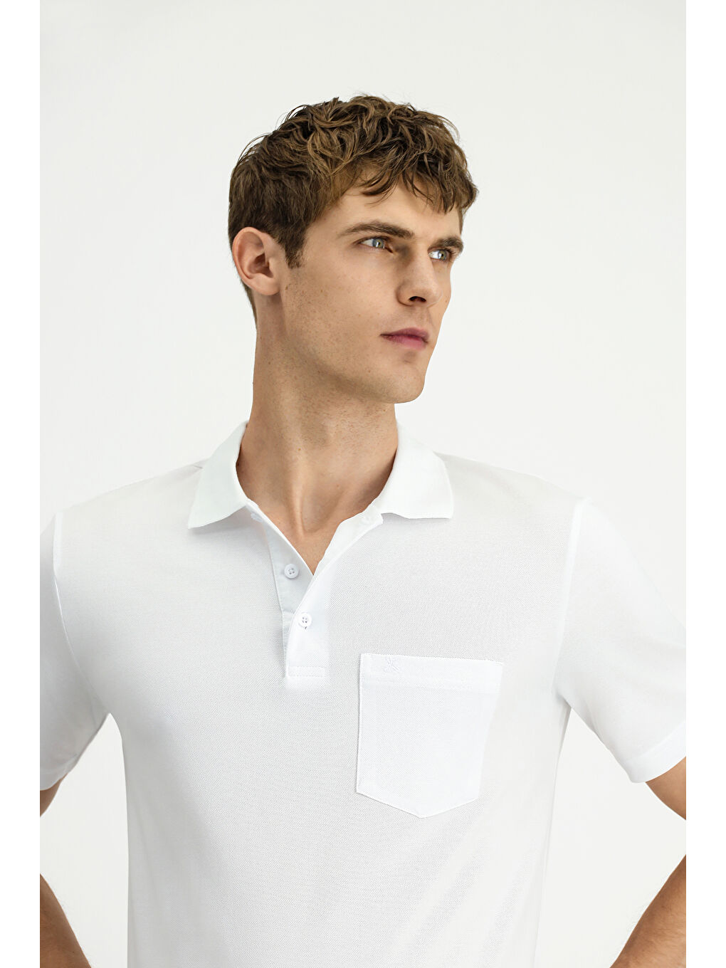 Beyaz Regular Fit Pamuklu Nakışlı Cepli Polo Yaka Tişört