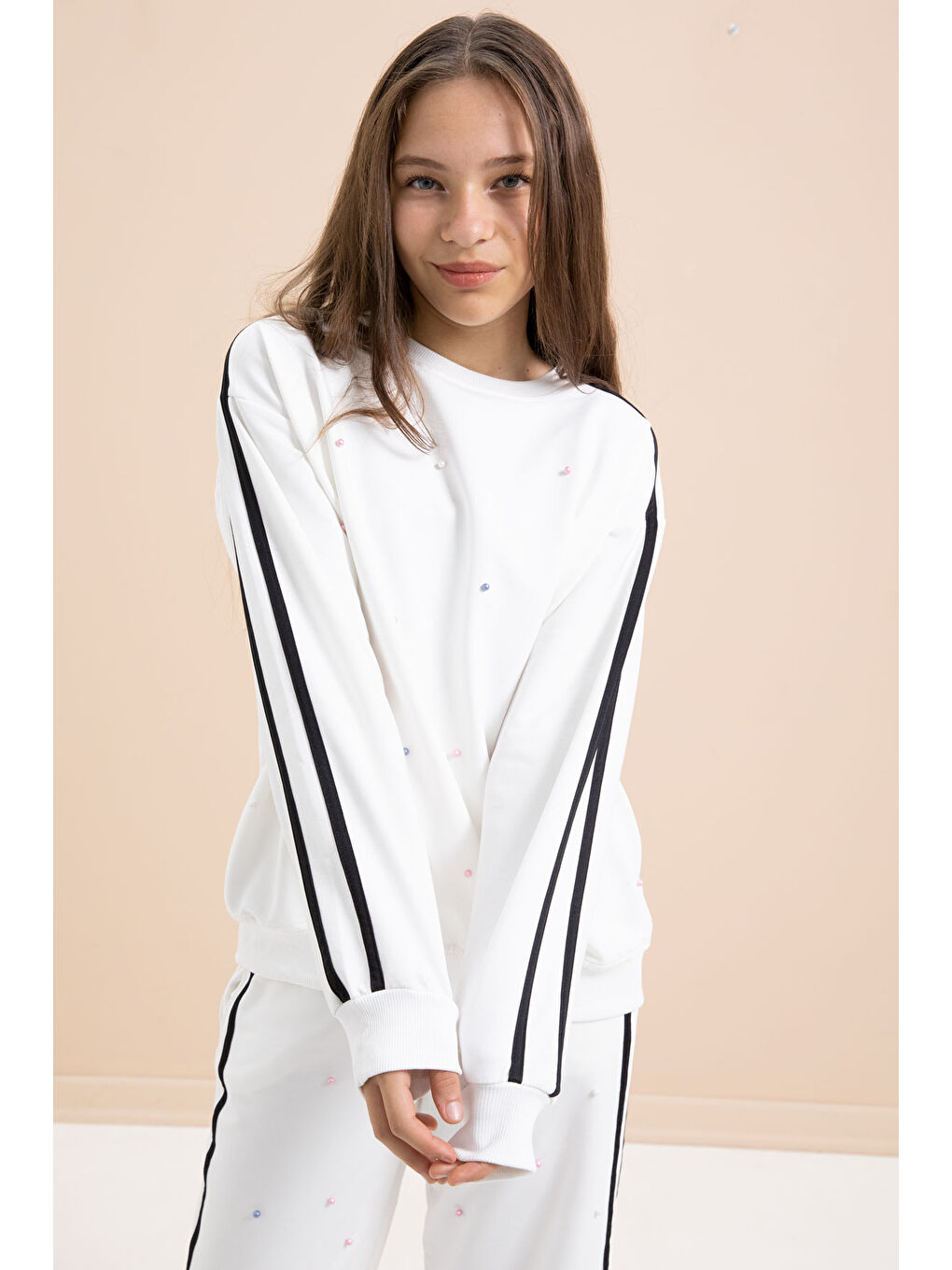 Beyaz İnci İşlemeli Bisiklet Yaka Kız Çocuk Şeritli Eşofman Takımı 21293-2