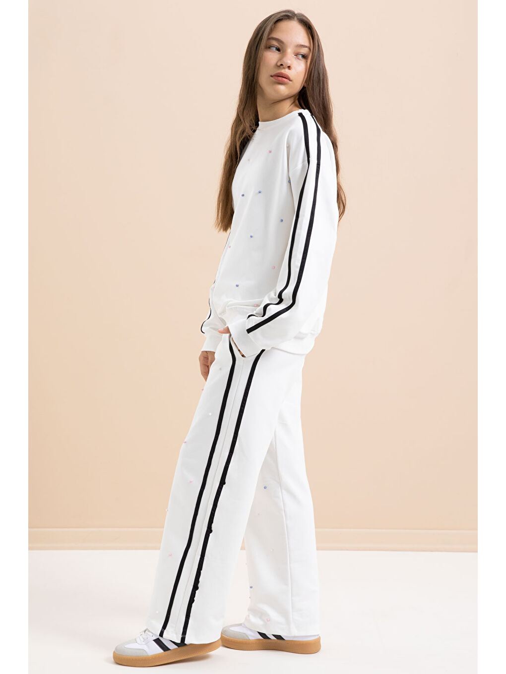 Beyaz İnci İşlemeli Bisiklet Yaka Kız Çocuk Şeritli Eşofman Takımı 21293-3